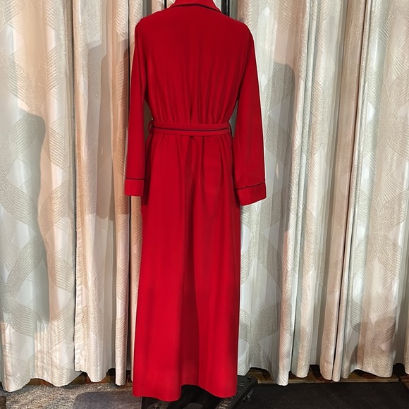 Bill Blass Robe - Picture 5 of 6